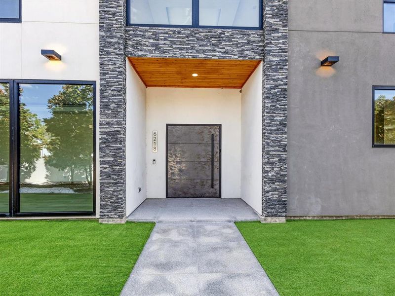 Exterior details and patio area of a home in , Dallas (Image 1).