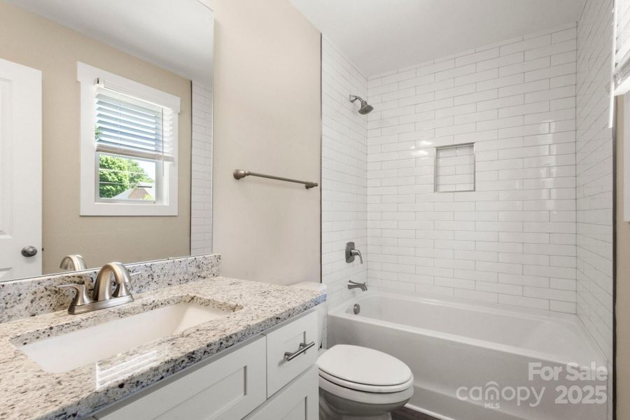 Primary bath w/ tile