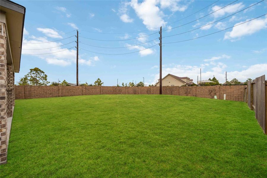 Exterior details and patio area of a home in Briarwood Crossing, Rosenberg (Image 3).