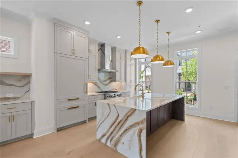 THE ISLAND IS THE PERFECT SPOT TO RELAX WITH A BEVERAGE AND DINNER, FOR GUESTS TO GATHER AROUND OR FANTASTIC SPACE FOR MEAL PREP.