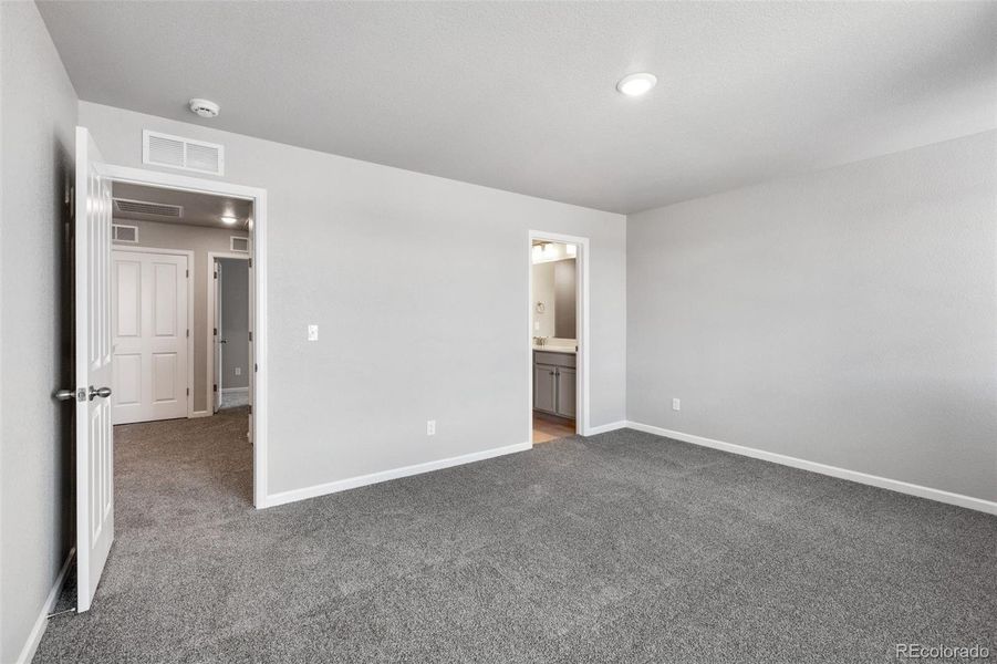 Spacious, unfurnished interior of a new home in Spring Valley, Longmont (Image 13).