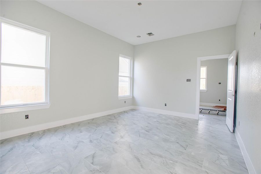 Spacious, unfurnished interior of a new home in , Houston (Image 6).