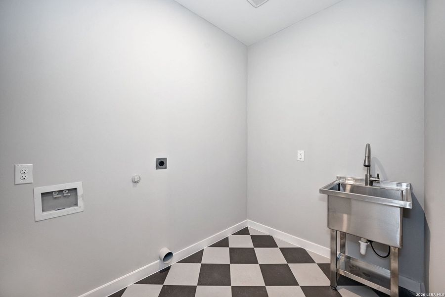 Spacious, unfurnished interior of a new home in , Fischer (Image 19).