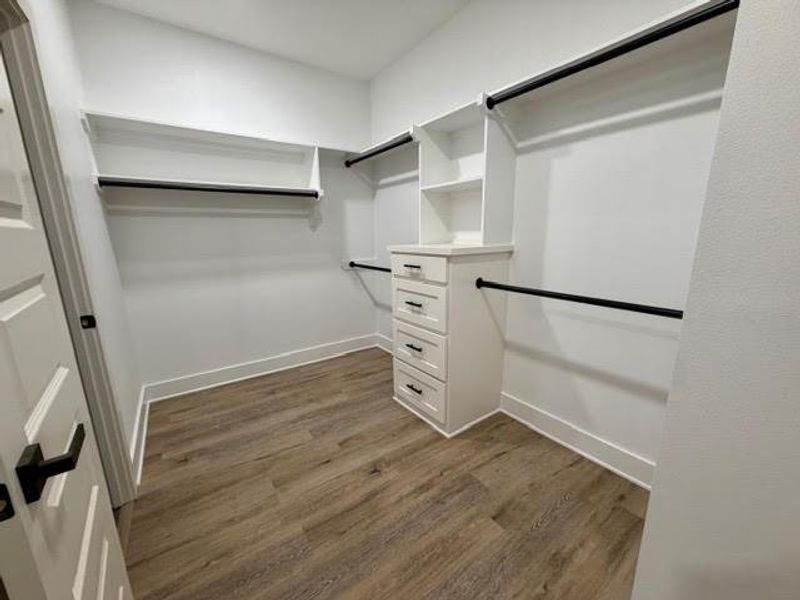 Spacious, unfurnished interior of a new home in , Mineola (Image 27).