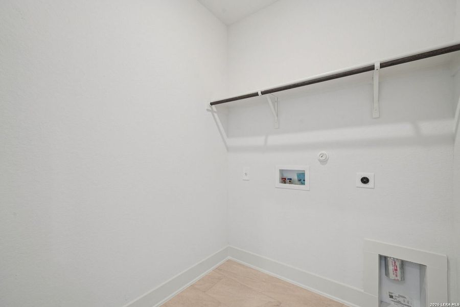 Spacious, unfurnished interior of a new home in Estancia Ranch - Premier Series, San Antonio (Image 27).