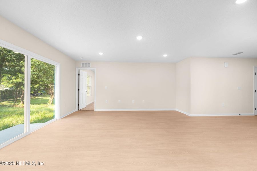 Spacious, unfurnished interior of a new home in , Green Cove Springs (Image 20).