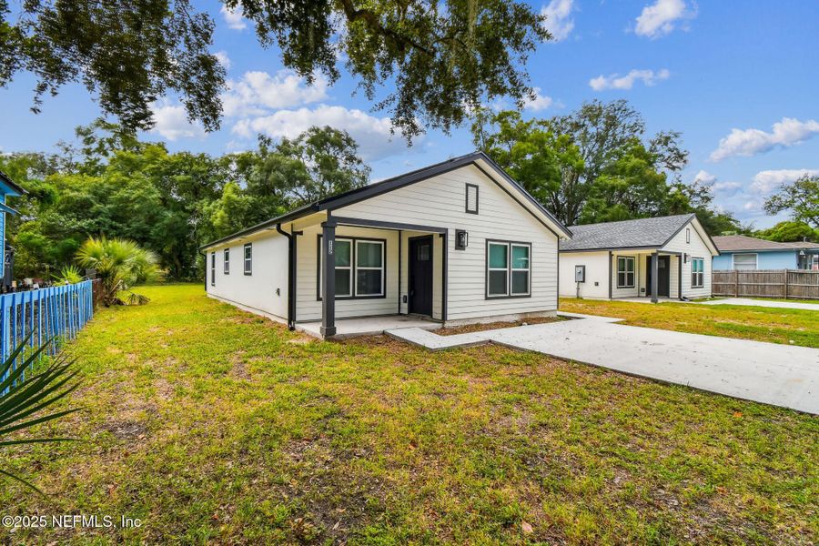 Exterior details and patio area of a home in , Jacksonville (Image 3).