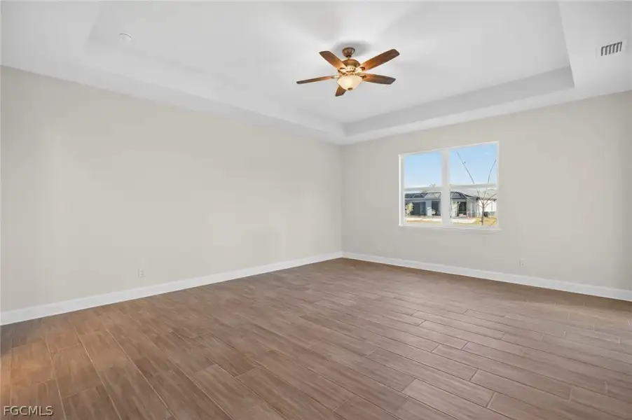 Spacious, unfurnished interior of a new home in Cape Coral, Cape Coral (Image 31).