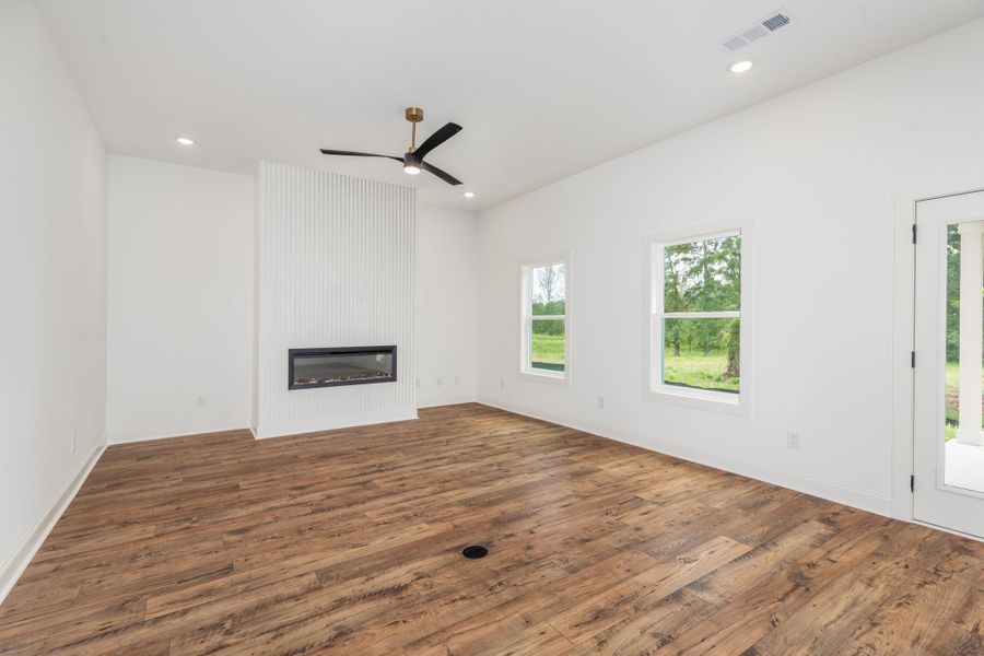 Spacious, unfurnished interior of a new home in The Reserve at Reidsboro, Williamson (Image 35).