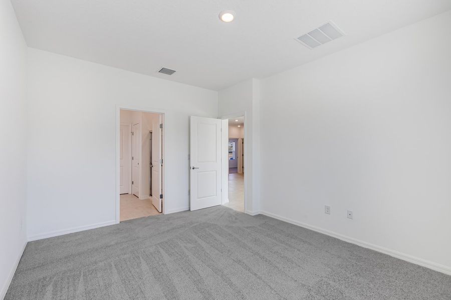 Spacious, unfurnished interior of a new home in Coopers Meadow, Jacksonville (Image 12).
