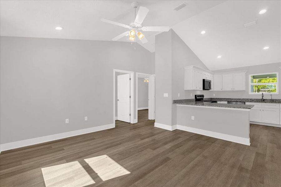 Spacious, unfurnished interior of a new home in , Dunnellon (Image 25).
