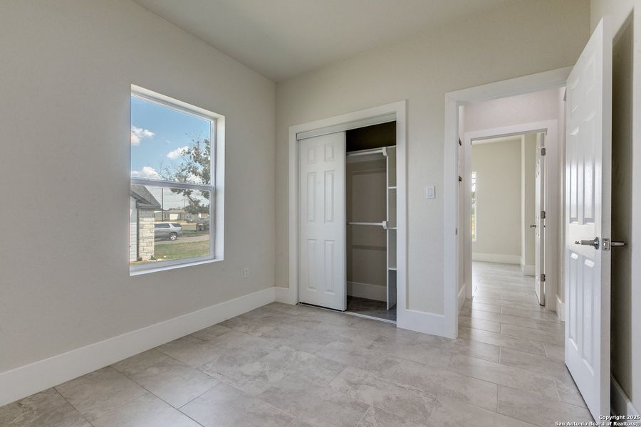 Spacious, unfurnished interior of a new home in , Atascosa (Image 22).