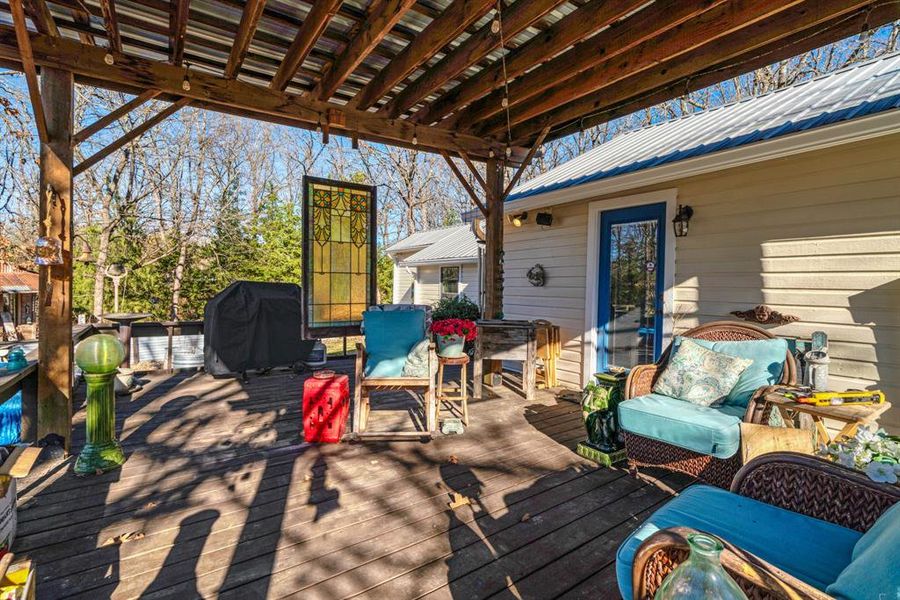 Exterior details and patio area of a home in , Paris (Image 18).