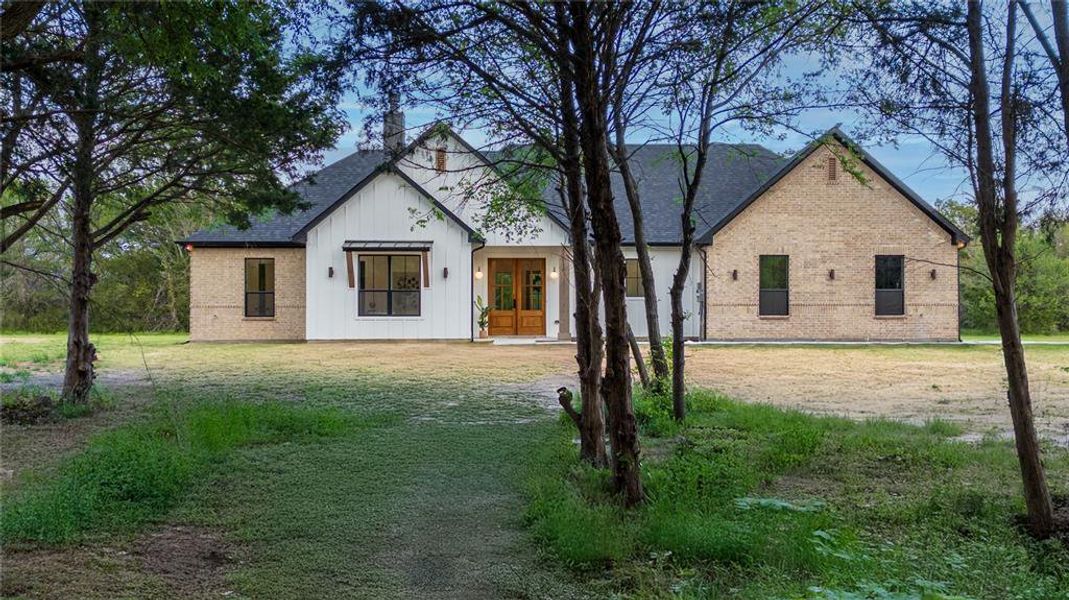 Exterior details and patio area of a home in , Kaufman (Image 3).