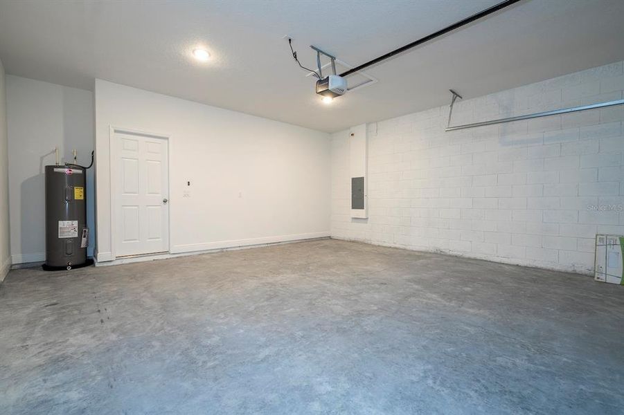 Spacious, unfurnished interior of a new home in , Ocala (Image 27).