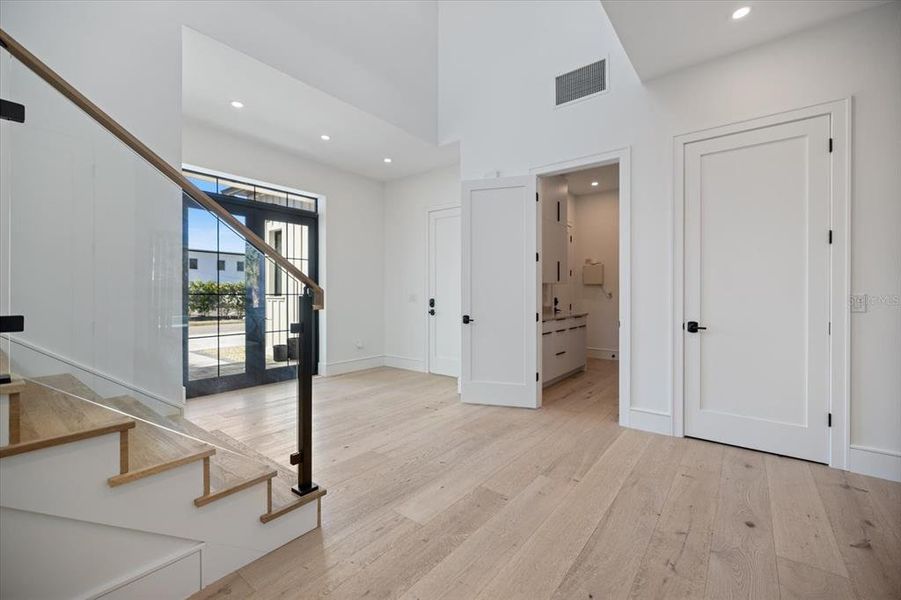 Spacious, unfurnished interior of a new home in , Sarasota (Image 21).