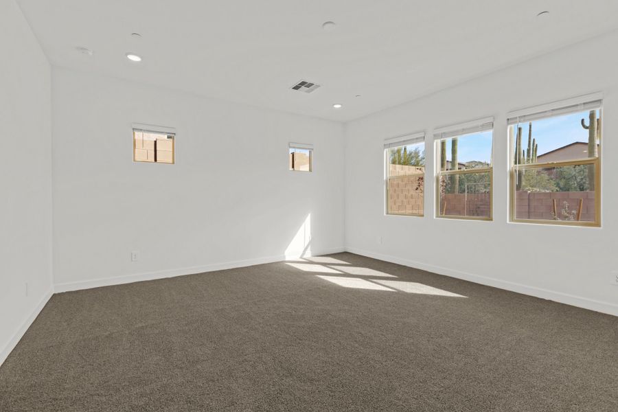 Spacious, unfurnished interior of a new home in Saguaro Reserve II, Marana (Image 14).