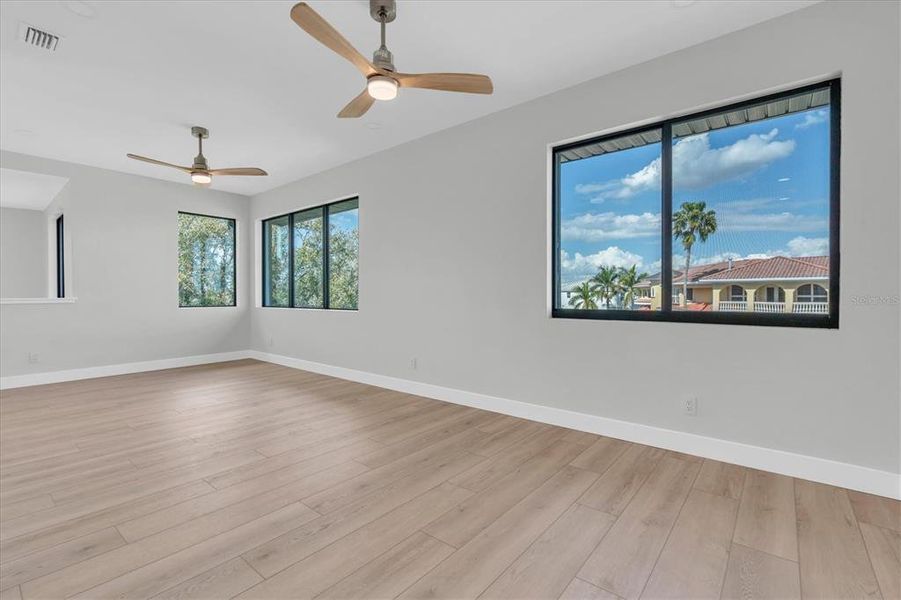 Spacious, unfurnished interior of a new home in , St. Petersburg (Image 23).