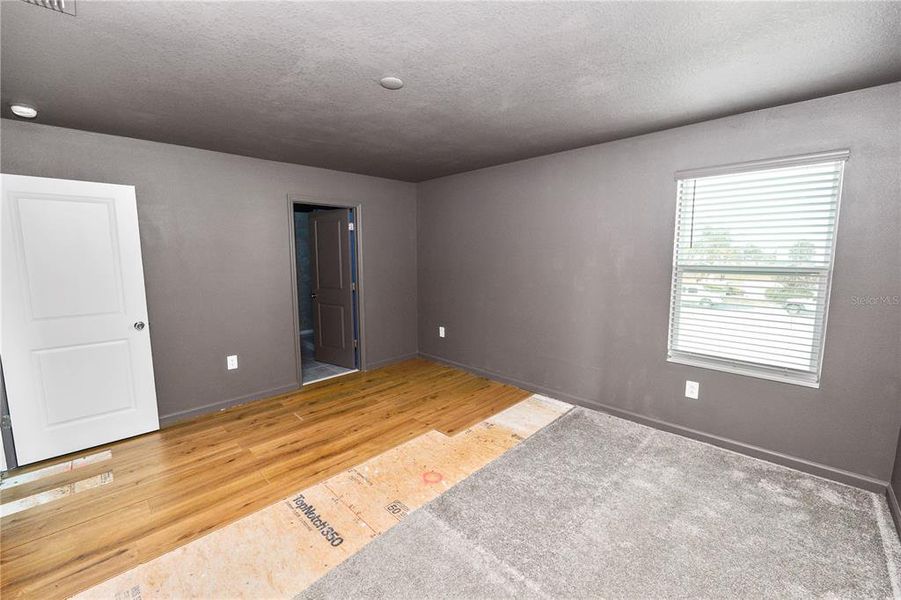 Spacious, unfurnished interior of a new home in Ranches at Lake McLeod, Eagle Lake (Image 15).