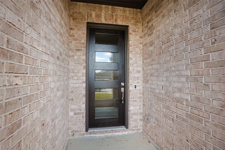 Exterior details and patio area of a home in Brookewater, Rosenberg (Image 4).