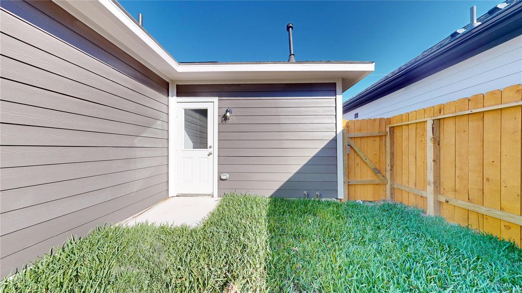 Exterior details and patio area of a home in East Gate Villas, Willis (Image 3).