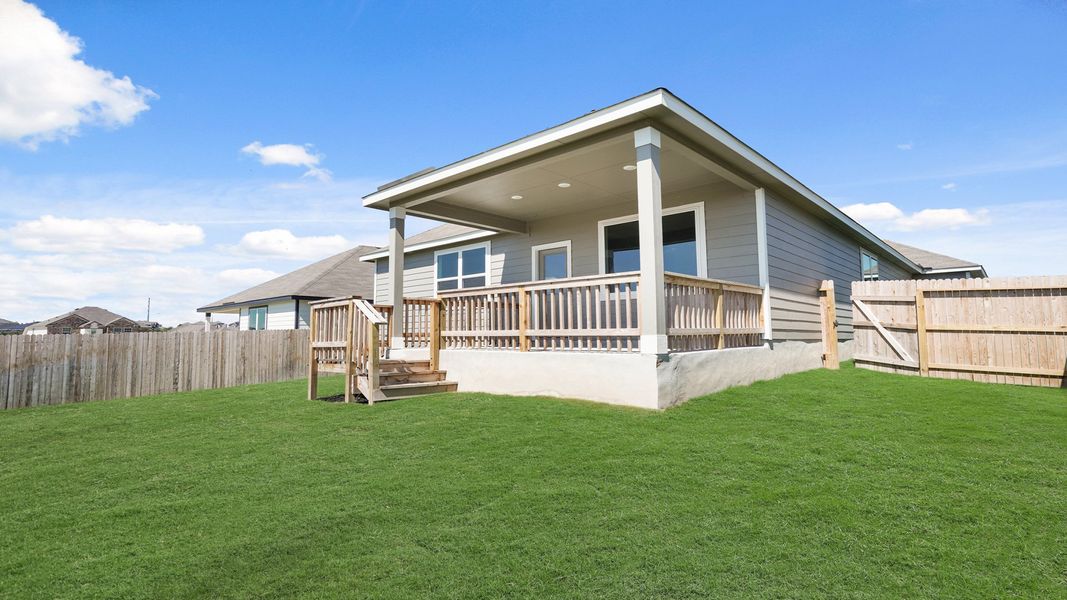 Exterior details and patio area of a home in Hunters Ranch, San Antonio (Image 2).