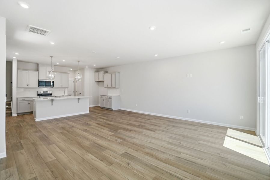 Spacious, unfurnished interior of a new home in Stonesummit at Reedy Creek, Charlotte (Image 13).
