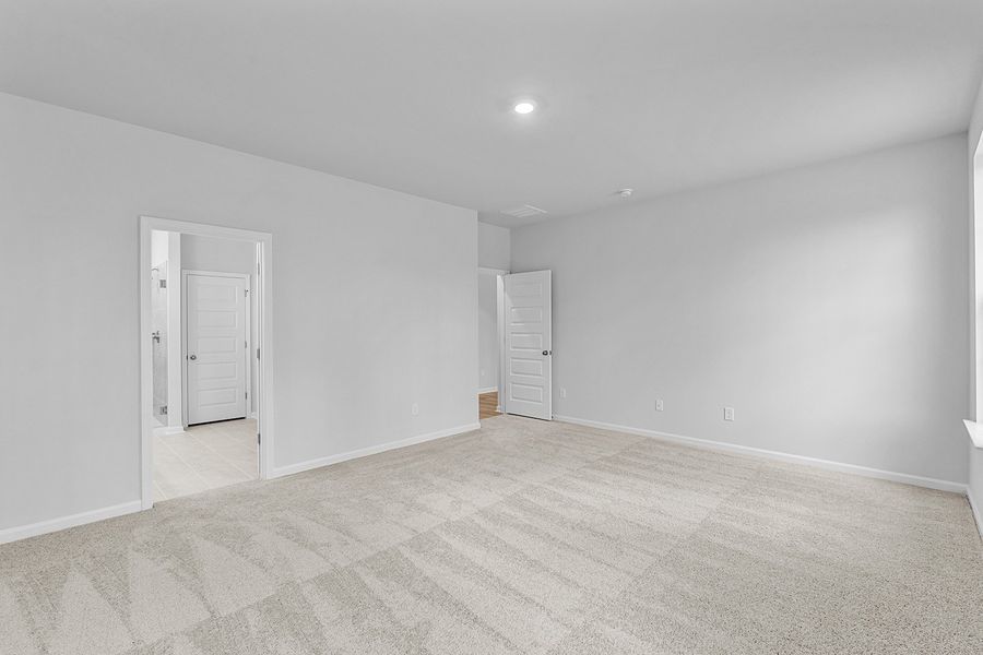Spacious, unfurnished interior of a new home in Fieldstone, Lexington (Image 28).