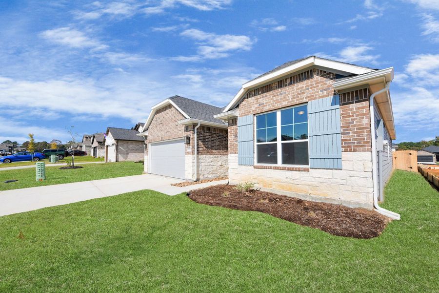 Exterior details and patio area of a home in Lexington Heights, Willis (Image 3).
