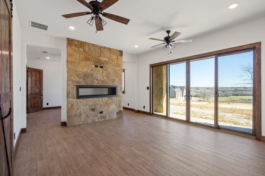 Spacious, unfurnished interior of a new home in Santana Ridge, Weatherford (Image 16).