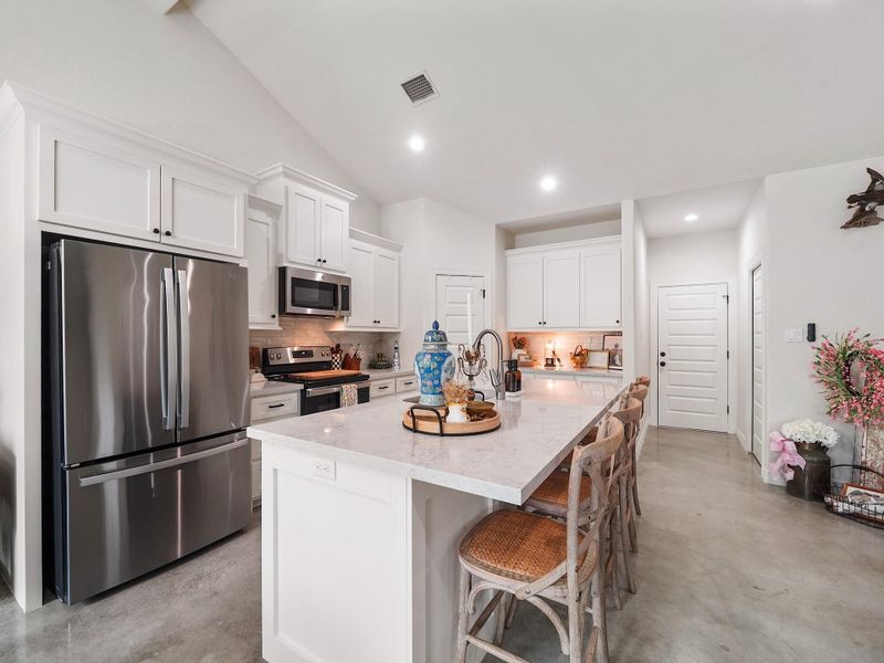 ALL NEUTRAL FINISHES AND STAINLESS-STEEL APPLIANCES