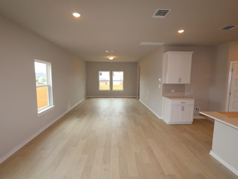 Spacious, unfurnished interior of a new home in Heritage, Dripping Springs (Image 6).