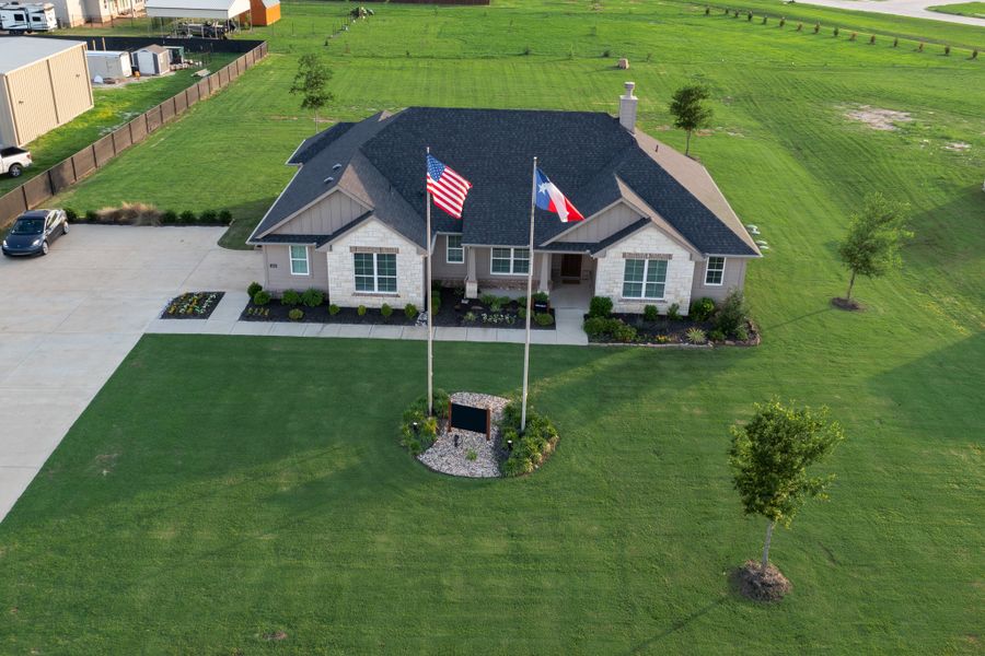 Exterior details and patio area of a home in Oak Valley, Terrell (Image 4).