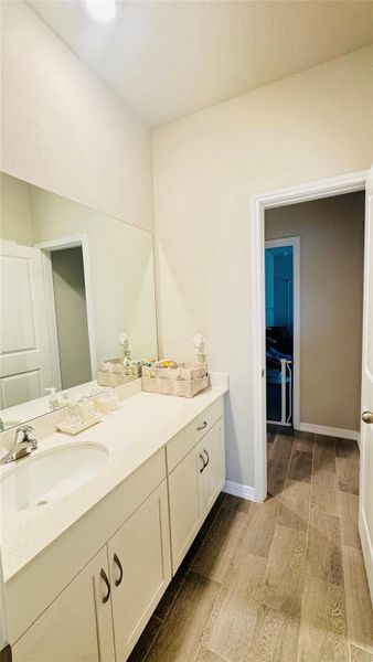 2nd full bath opens between two bedrooms 2nd full bath opens between two bedrooms