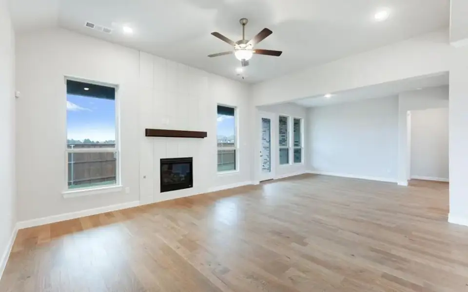 Representative unfurnished interior of a home built from the Santa Barbara by CastleRock Communities in Lakesong, Grand Prairie (Image 16).
