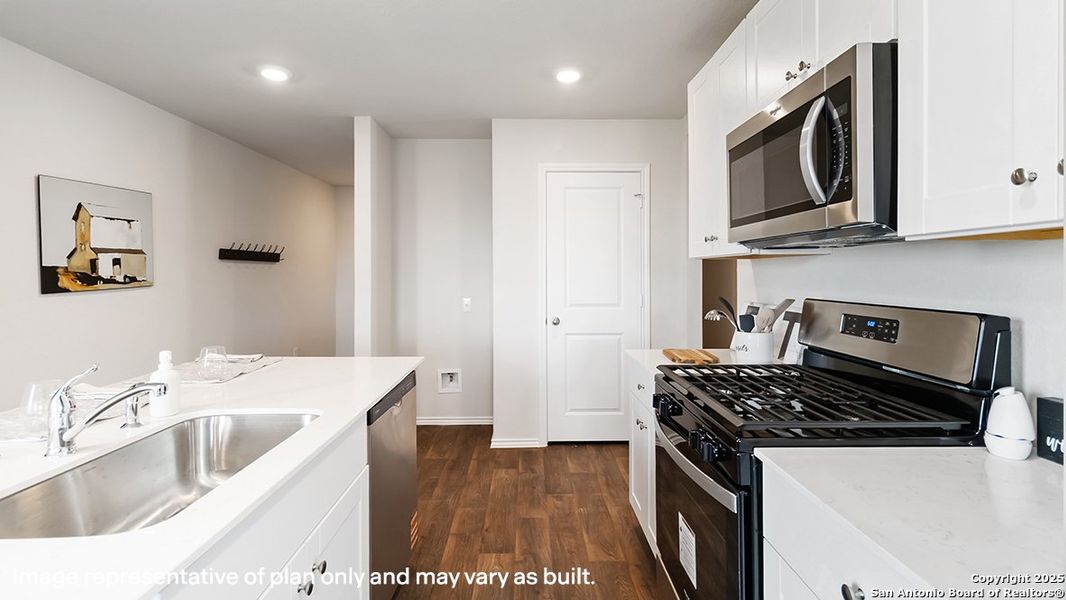 Furnished interior view inside a new home in Avenida, Converse (Image 16).