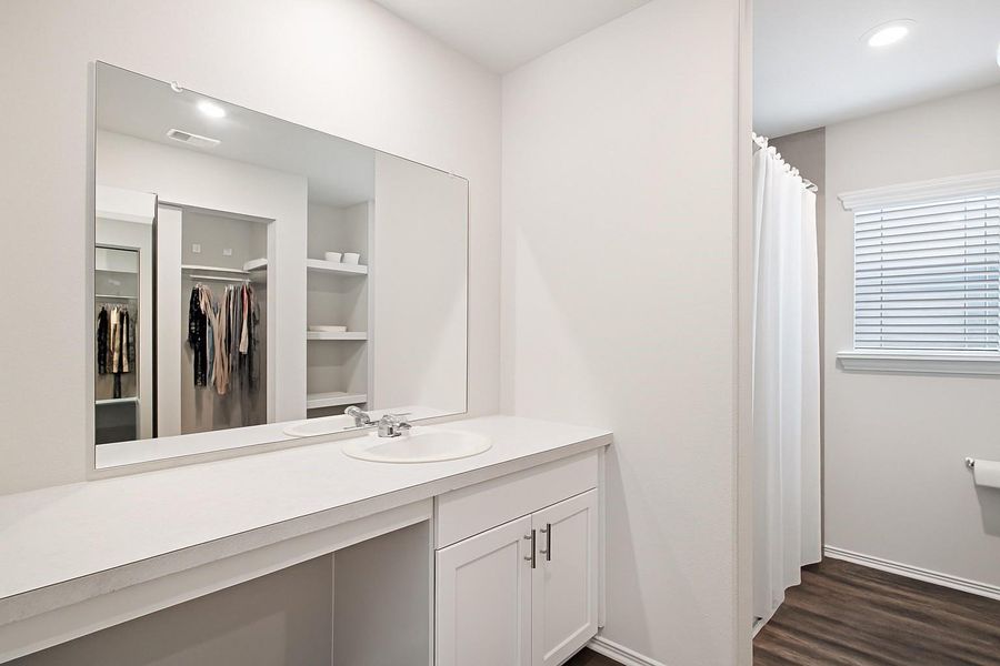 Primary bath *Virtually enhanced Primary bath *Virtually enhanced