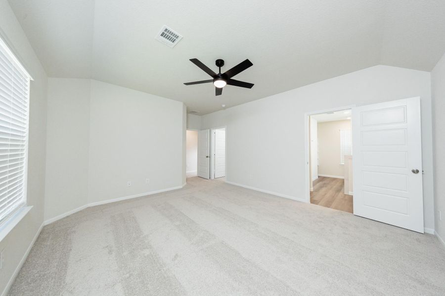 Spacious, unfurnished interior of a new home in Bammel Oaks, Houston (Image 21).