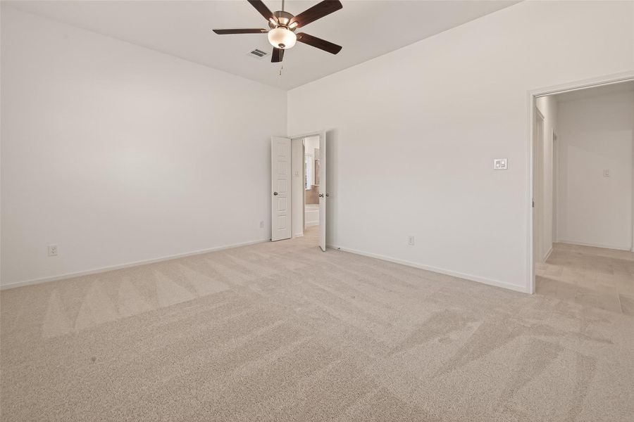 Spacious, unfurnished interior of a new home in Lago Mar, Texas City (Image 28).