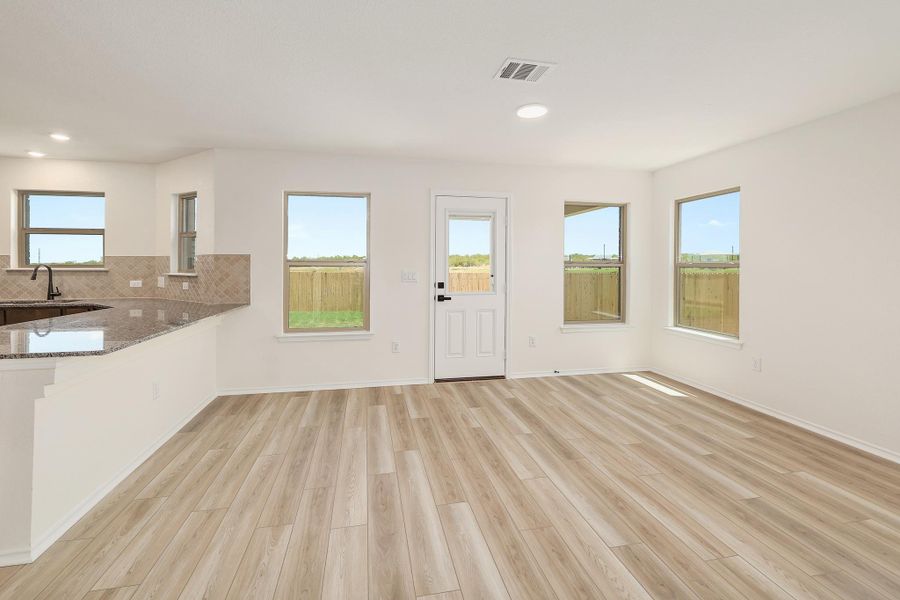 Spacious, unfurnished interior of a new home in Stoney Chase, Del Valle (Image 24).