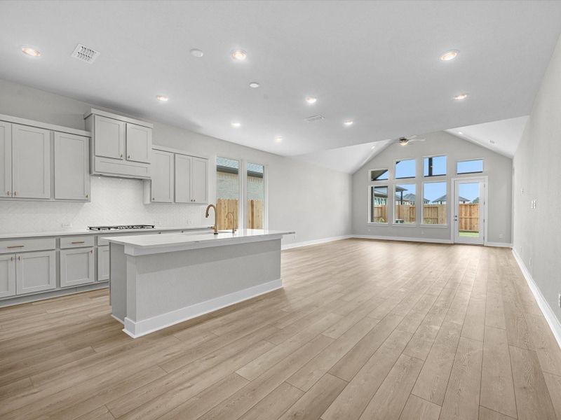 Spacious, unfurnished interior of a new home in Tompkins Reserve, Katy (Image 10).