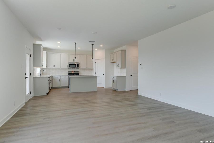 Spacious, unfurnished interior of a new home in Arcadia Ridge, San Antonio (Image 17).