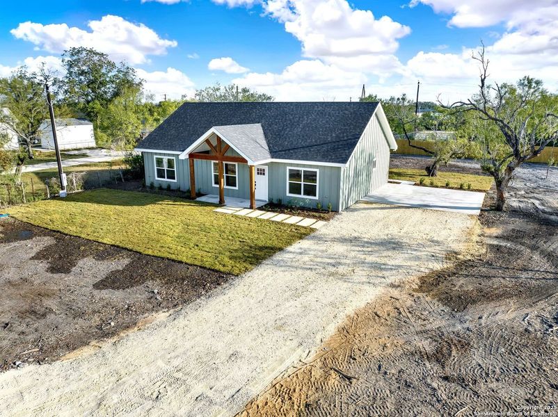 Exterior details and patio area of a home in , Hondo (Image 25).
