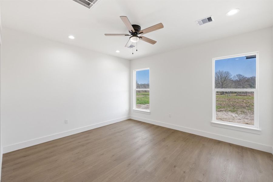 Spacious, unfurnished interior of a new home in , Bedias (Image 19).