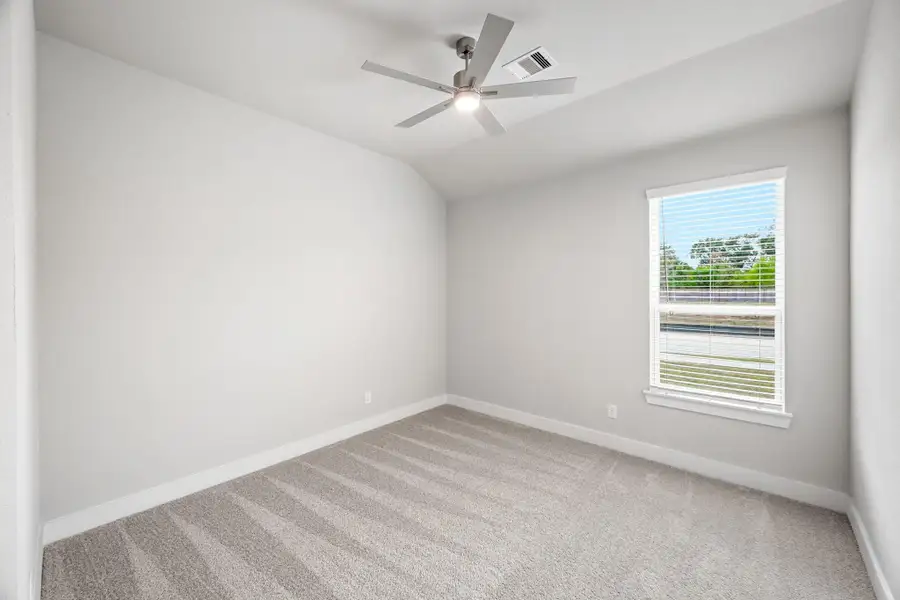 Spacious, unfurnished interior of a new home in Barton Creek Ranch, Conroe (Image 17).