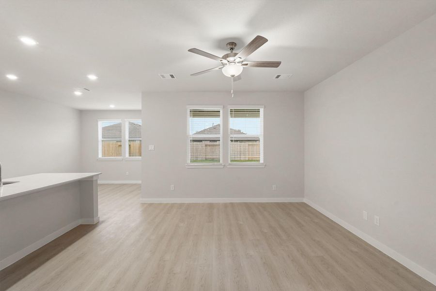 Spacious, unfurnished interior of a new home in Valor Park, Bay City (Image 20).