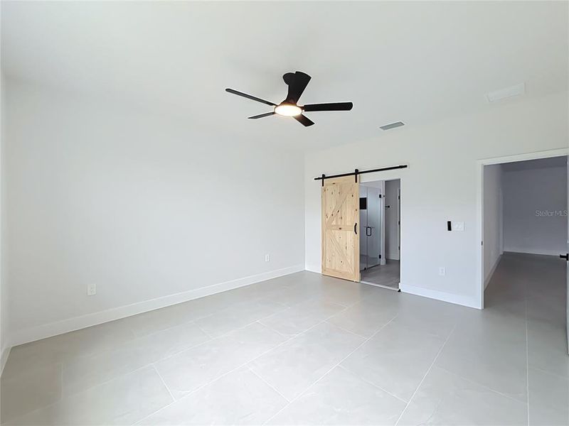 Spacious, unfurnished interior of a new home in , Ocala (Image 24).