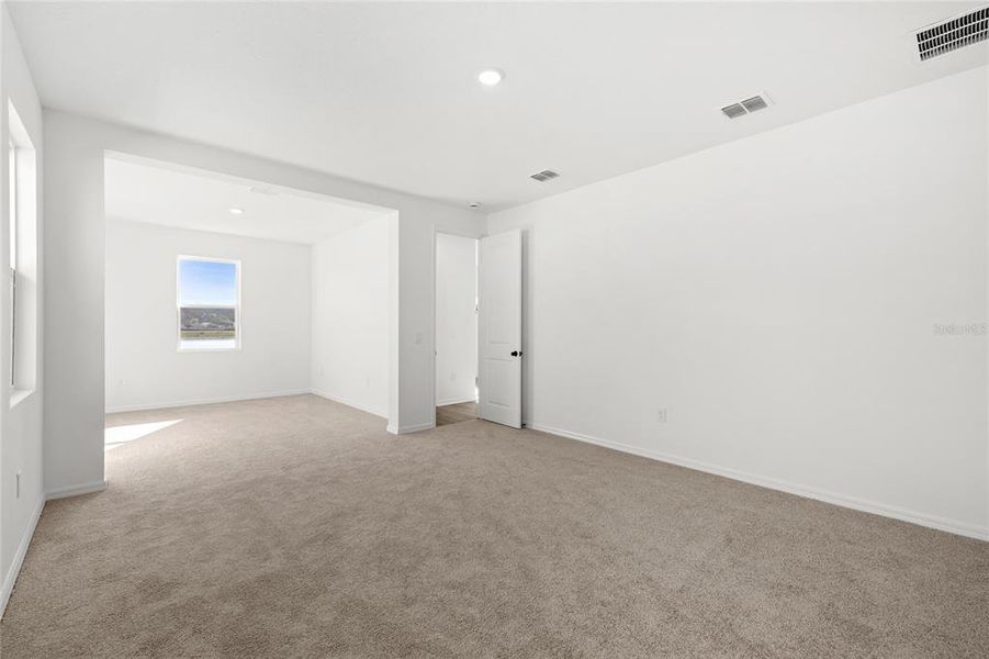 Spacious, unfurnished interior of a new home in , Kissimmee (Image 14).