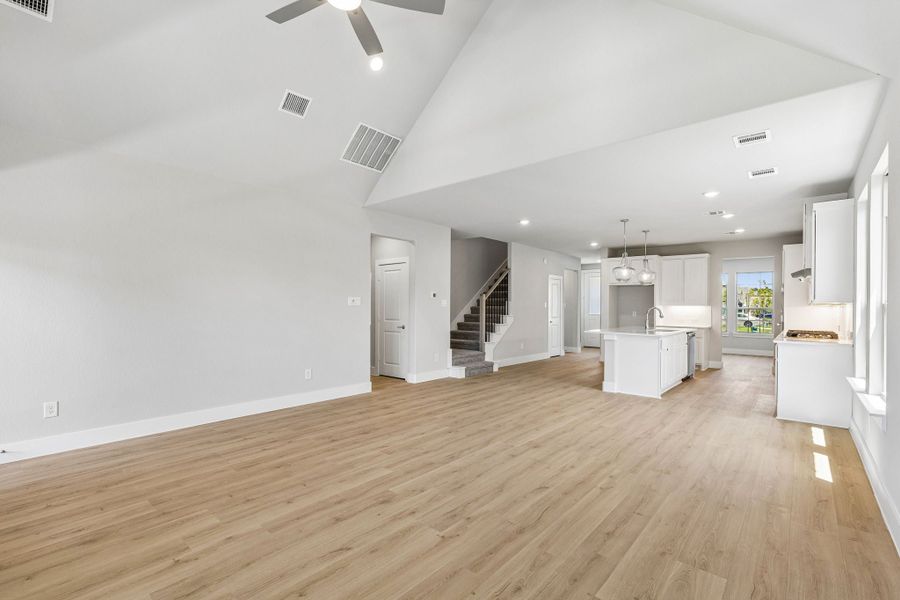 Spacious, unfurnished interior of a new home in Dove Hollow, Waxahachie (Image 19).