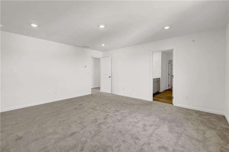 Spacious, unfurnished interior of a new home in Timber Ridge, Douglasville (Image 15).